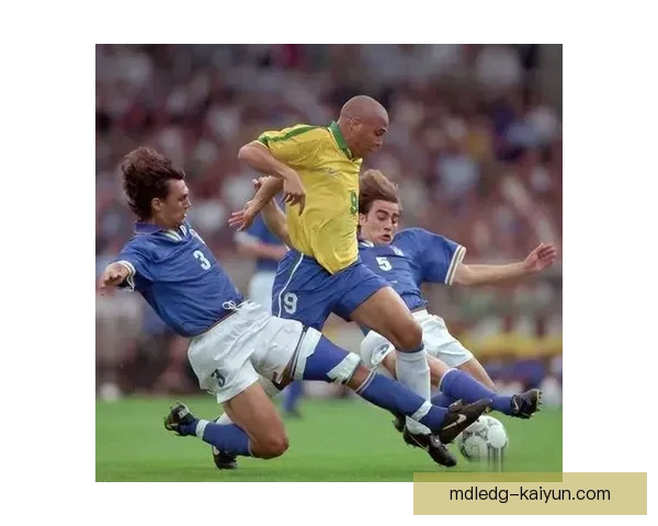 马尔蒂尼足球美学解析：深度剖析他的防守艺术与团队协作理念