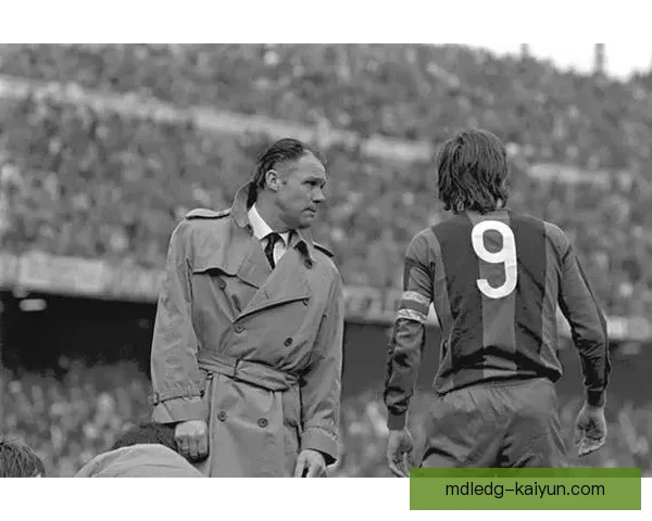 克鲁伊夫职业生涯表现稳健，影响深远，为现代足球发展奠定基础