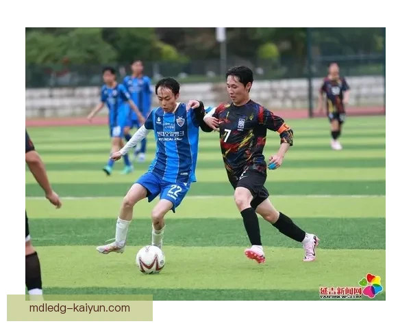 足球队长风采持续提升，领导能力与比赛表现备受关注