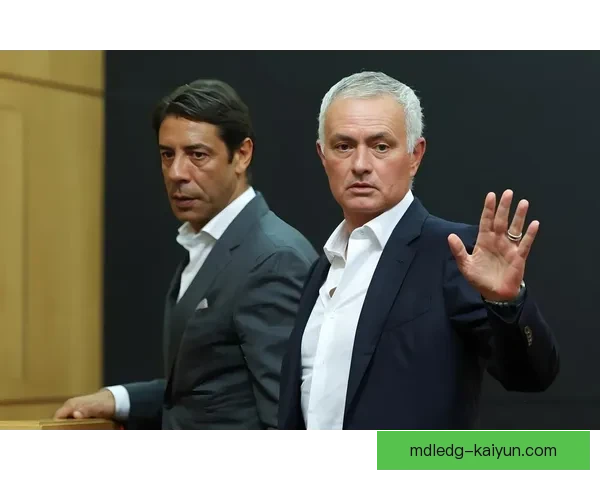 穆里尼奥与弗格森执教风格对比：战术理念与时代影响力的差异分析